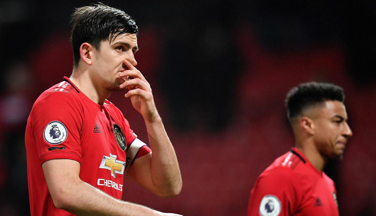 Bek Manchester United, Harry Maguire, tampak kecewa usai ditaklukkan Burnley pada laga Premier League di Stadion Old Trafford, Kamis (23/1/2020). Manchester United takluk 0-2 dari Burnley. (AFP/Paul Ellis)