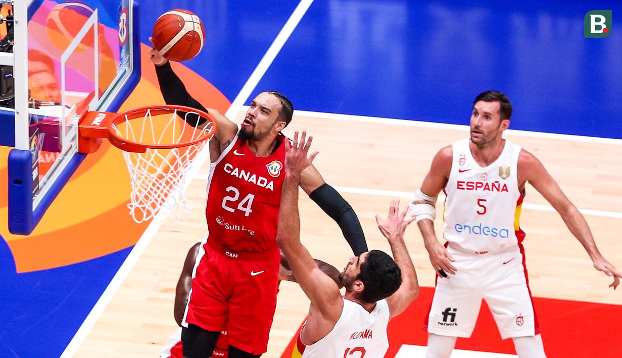 Pebasket Kanada, Dillon Brooks melakukan lay up pada laga Grup L Piala Dunia FIBA 2023 melawan Spanyol di Indonesia Arena, Senayan, Jakarta, Minggu (03/09/2023). Kanada lolos ke babak perempat final setelah menang dengan skor 88-85. (Bola.com/Bagasakara Lazuardi)