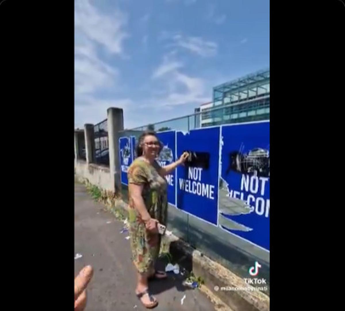 Warga Milan Italia Ramai Gantung Spanduk Tolak Orang Israel, Datang Warga Zionis Seenaknya Merusaknya