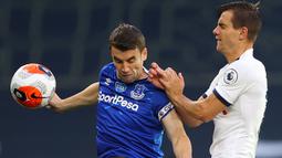 Gelandang Tottenham Hotspur, Giovani Lo Celso, berebut bola dengan bek Everton, Seamus Coleman, pada laga lanjutan Premier League di Tottenham Stadium, Selasa (7/7/2020) dini hari WIB. Tottenham menang 1-0 atas Everton. (AFP/Richard Heathcote/pool)