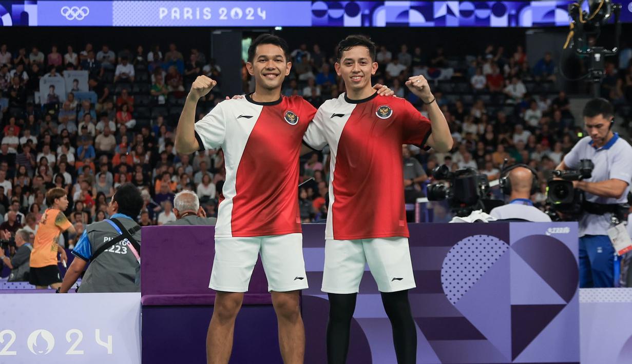Pebulu tangkis ganda putra Indonesia, Fajar Alfian/Rian Ardianto berfoto bersama setelah menang atas pasangan Jerman, Mark Lamsfuss/Marvin Seidel pada Grup C cabang olahraga bulu tangkis Olimpiade Paris 2024 di Porte de la Chapelle Arena, Paris, Pancis, Sabtu (27/07/2024). Fajar/Rian menang dua set langsung dengan skor 21-13 dan 21-17. (Dok. NOC Indonesia/Naif Muhammad Al’as)
