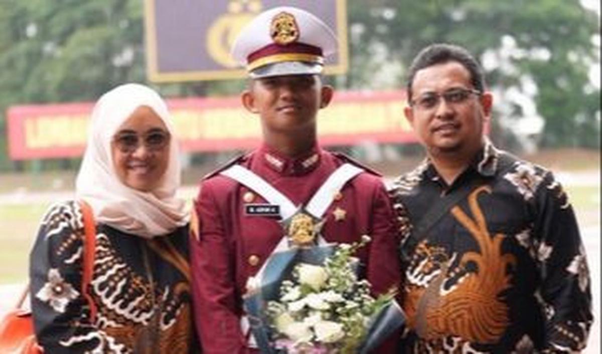 Kakek buyutnya merupakan Raja Gowa IX, Karaeng Tumaparisi Kallo.