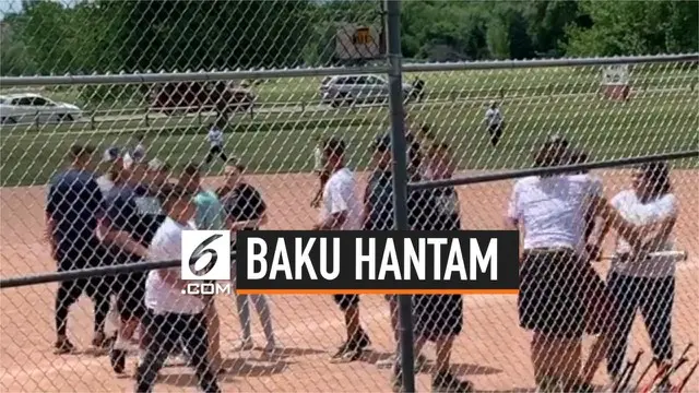 Perkelahian di pinggir arena mewarnai pertandingan bisbol antar anak-anak SD di Colorado Amerika Serikat. Baku hantam melibatkan pelatih dan wasit pertandingan.