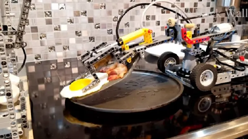 Dalam sebuah unggahan di situs pemutar video, akun The Brick Wall menunjukkan sebuah robot pembuat sarapan yang dibuat dari batangan Lego (Capture/The Brick Wall)