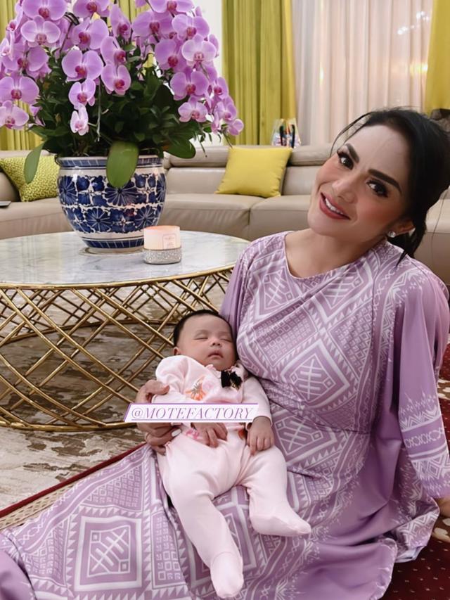 7 Potret Krisdayanti Bersama Cucu, Perdana Menginap di Rumah Nenek