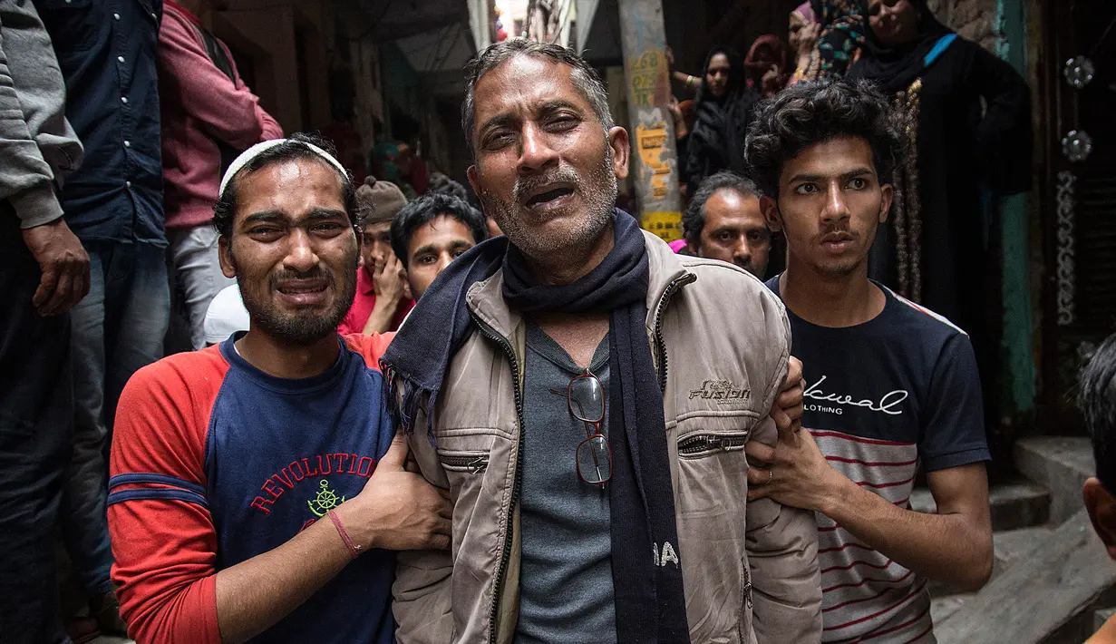 Sejumlah orang meratapi kerabat mereka yang tewas dalam kerusuhan di New Delhi, India, Sabtu (29/2/2020). Jumlah korban tewas dalam aksi kekerasan komunal di New Delhi bertambah menjadi 42 orang. (Xinhua/Javed Dar)