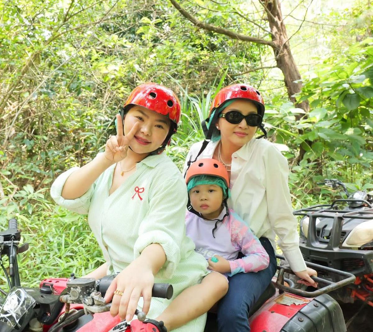 Serunya Liburan Sarwendah dan Anak-Anak di Pantai, Main Kano hingga Jelajah Hutan dengan ATV