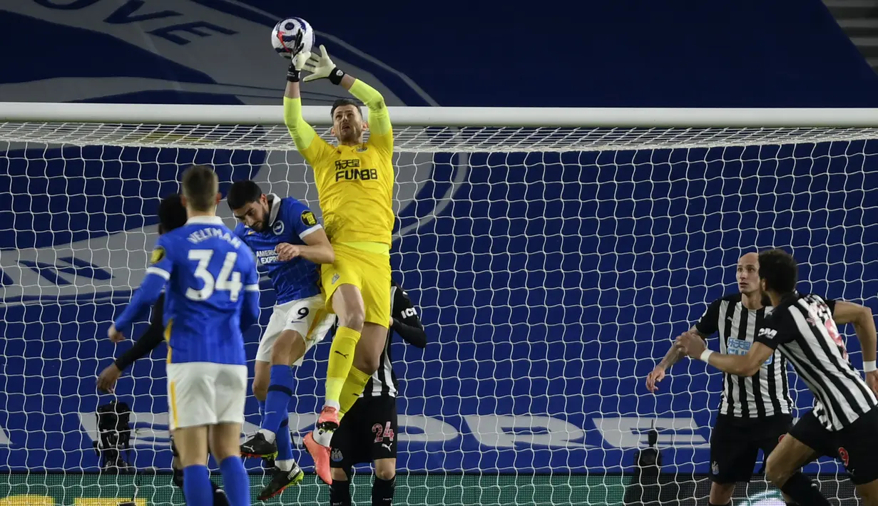 Kiper Newcastle United, Martin Dubravka melompat untuk menangkap bola dari ancaman pemain Brighton and Hove Albion dalam laga lanjutan Liga Inggris 2020/2021 pekan ke-29 di Falmer Stadium, Brighton, Sabtu (20/3/2021). Newcastle United kalah 0-3 dari Brighton. (AP/Mike Hewitt/Pool)