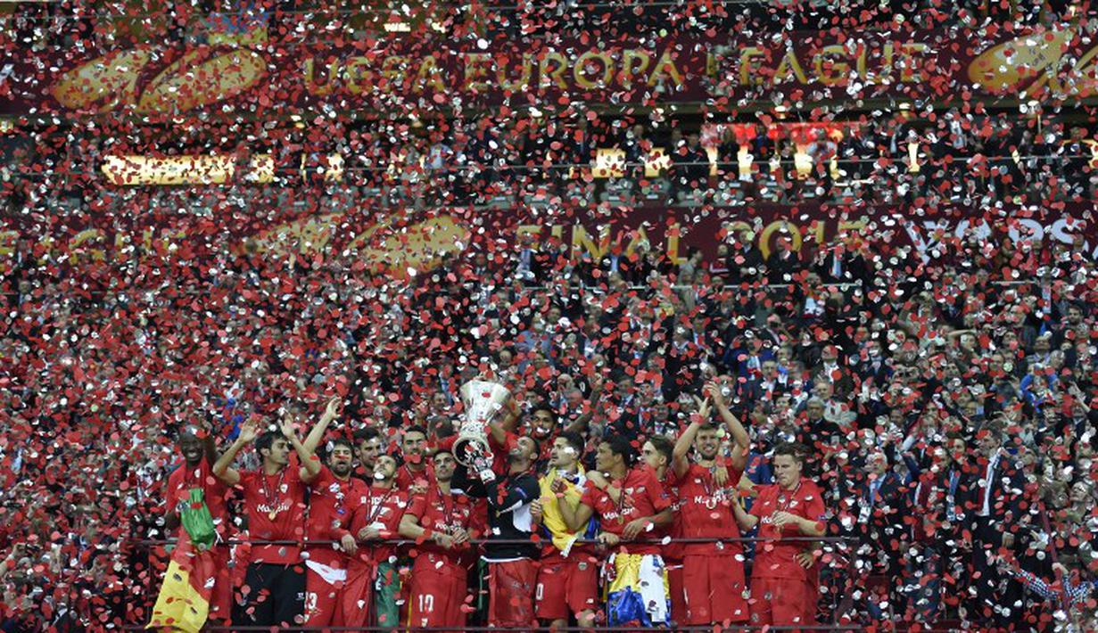 Sevilla sukses mempertahankan gelar Liga Europa yang mereka raih musim lalu usai menang dengan skor tipis 3-2 atas Dnipro Dnipropetrovsk di Stadion Nasional Warsawa, Kamis (28/5) dini hari WIB. (AFP PHOTO/ODD ANDERSEN)