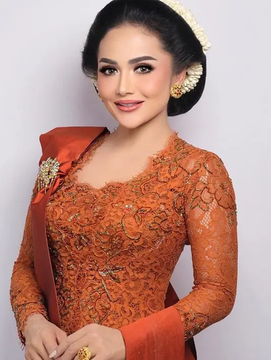 Penampilan Aurel Hermansyah, Ashanty, dan Krisdayanti berkebaya di acara Tedak Siten Ameena mencuri perhatian. (Instagram/dhirmanputra).