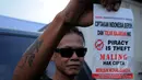 Tony Q Rastafara memperlihatkan sebuah selebaran yang berisi tolak pembajakan saat menghadiri konser 'MUSIK INDONESIA ASYIK TANPA INTRIK' dengan tema "AKULAH SEJARAH", Jakarta, Selasa (10/3/2015). (Liputan6.com/Faisal R Syam)