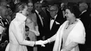 Ini adalah Meryl Streep di tahun 1980 saat ia bertemu dengan Ratu Elizabeth. Meryl Streep mengenakan gaun bernuansa putih. Foto: Website.