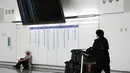 Seorang penumpang berjalan melewati aula keberangkatan di bandara internasional Hong Kong di Hong Kong, Jumat (23/9/2022). Pelancong yang akan memasuki Hong Kog hanya perlu menunjukkan hasil negatif COVID-19 dari Rapid Test yang dilakukan dalam waktu 24 jam sebelum penerbangan. (AP Photo/Lam Yik)
