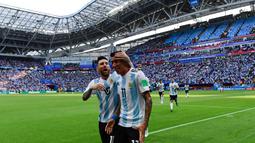 Angel Di Maria dan Lionel Messi sama-sama telah bermain untuk timnas Argentina sejak Piala Dunia 2010. Penampilan terbaik keduanya terlihat pada Piala Dunia 2014 ketika berhasil membawa La Albiceleste ke partai final namun harus kalah dari Jerman. (AFP/Luis Acosta)