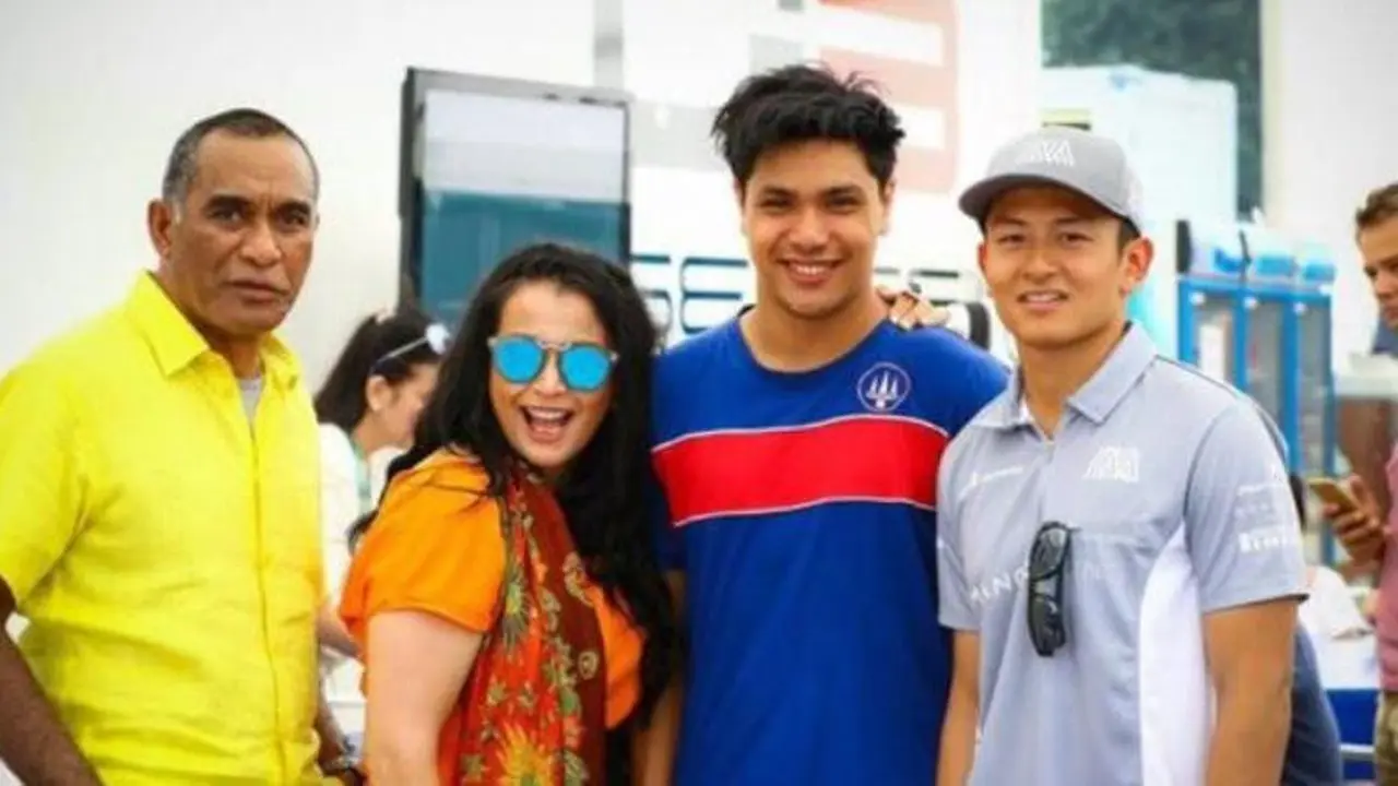Maxwell Armand (kiri) bersama Pholo Paz Armand (kedua dari kanan) dan Rio Haryanto (kanan / Twitter) 