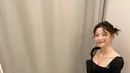 Kali ini Kim Yoo Jung tampil lebih playful dengan middle bun. Rambut yang digulung di bagian tengah dengan curly bang yang membuat penampilannya terlihat imut dengan dress hitam. [instagram/you_r_love]
