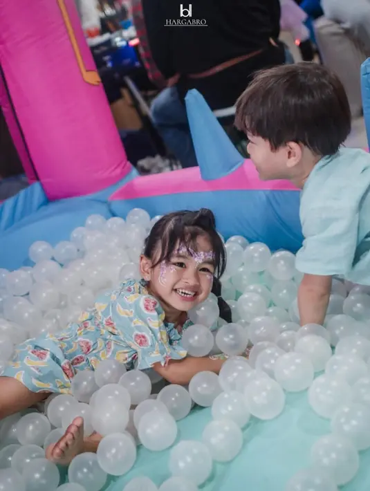 Tak hanya perayaan ultah biasa. Meski hanya di rumah, Syahnaz dan Jeje menghadirkan mini playground seperti mandi bole