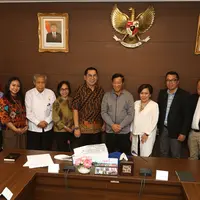 Anggota Wantimpres Agum Gumelar (tengah) foto bersama saat menerima kunjungan petinggi EMTEK Group di Jakarta, Jumat (18/5). Pertemuan ini merupakan silaturahmi sekaligus pengenalan program-program yang ada di SCM. (Liputan6.com/Angga Yuniar)