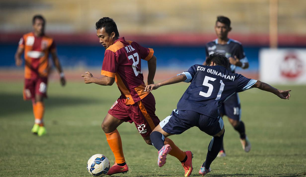 Pemain Borneo FC, Sultan Samma, berusaha melewati pemain Persela, Edi Gunawan, pada laga Piala Jenderal Sudirman di Stadion Gelora Delta Sidoarjo, Sabtu (21/11/2015). (Bola.com/Vitalis Yogi Trisna)