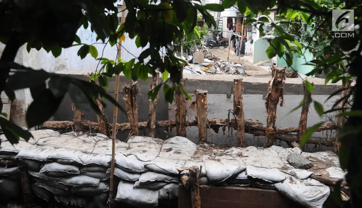 Kondisi tanggul di kawasan RT004 RW 006, Jatipadang, Jakarta, Selasa(29/1). Tanggul ini dibangun dengan tinggi 2,5 meter dan panjang 5 meter dengan konstruksi beton. (Liputan6.com/Herman Zakharia)