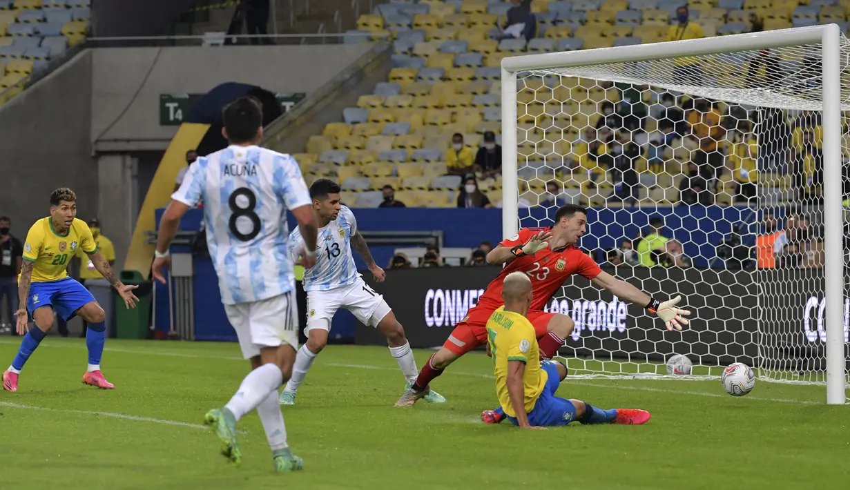 Pada awal babak kedua, Brasil menggebrak pertahanan Argentina. Richarlison berhasil membobol gawang Emiliano Martinez pada menit ke-52. Namun wasit menganulir gol ini setelah Richarlison dinilai dalam posisi offside. (Foto: AFP/Nelson Almeida)