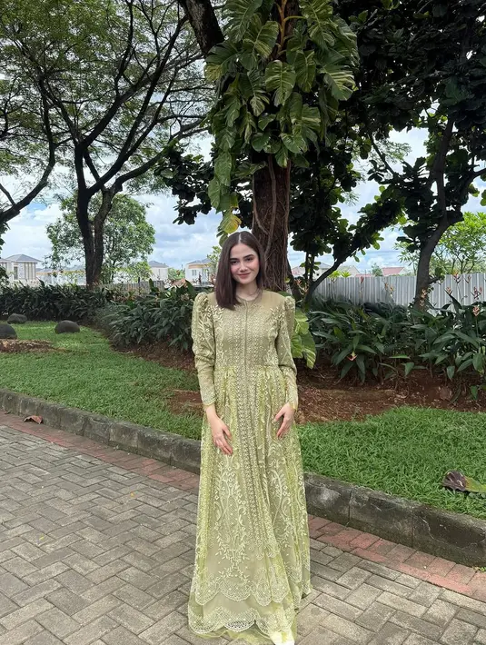 Syifa Hadju tampil cantik kenakan dress panjang dengan lace rumit berwarna hijau olive [@syifahadju]