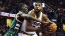 Pemain Cleveland Cavaliers, Tristan Thompson  (kanan) berusaha lepas dari kawalan pemain  Milwaukee Bucks, Tony Snell pada laga NBA di Quicken Loans Arena, Cleveland, (21/12/2016). Cavaliers menang 113-102. (Reuters/Ken Blaze-USA TODAY Sports)