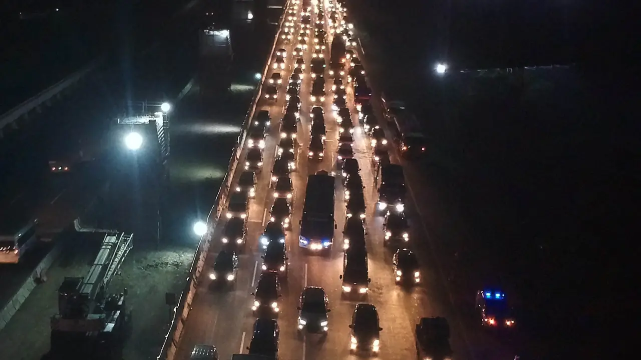 Kepadatan Kendaraan di Gerbang Tol Cikarang Utama