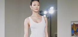 Intip pesona bumil glowing Sora Choi di runway Chanel (@chanelofficial)