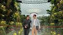 Verrell Bramasta dan Athalla Naufal berpose di Jewel, Changi Airport, Singapura. (Foto: Instagram/ bramastavrl)