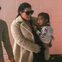 Kim Kardashian dan North West (via dailymail.co.uk)