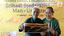 Pelukis Srihadi Soedarsono dan Penulis Buku Man X Universe Farida Srihadi menunjukkan lukisan yang akan dipamerkan di Geleri Nasional menjelang Pameran Tunggal dan Peluncuran Buku Srihadi Soedarsono - Man x Universe di Ciputra World, Jakarta, Rabu (26/2/2020). (Liputan6.com/Fery Pradolo)