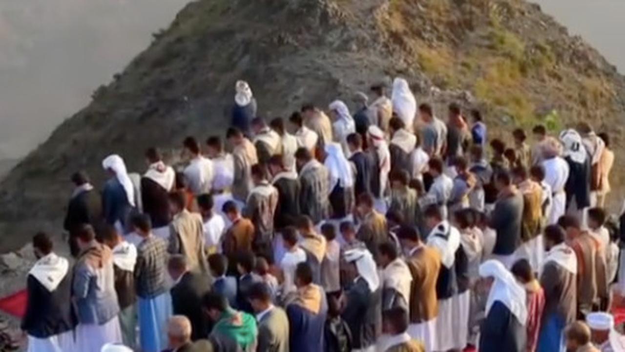 ⁠Penampakan Tempat Sholat Orang Arab Badui di Atas Gunung Bikin Takjub, di Bawahnya Ada 'Surga' Tersembunyi