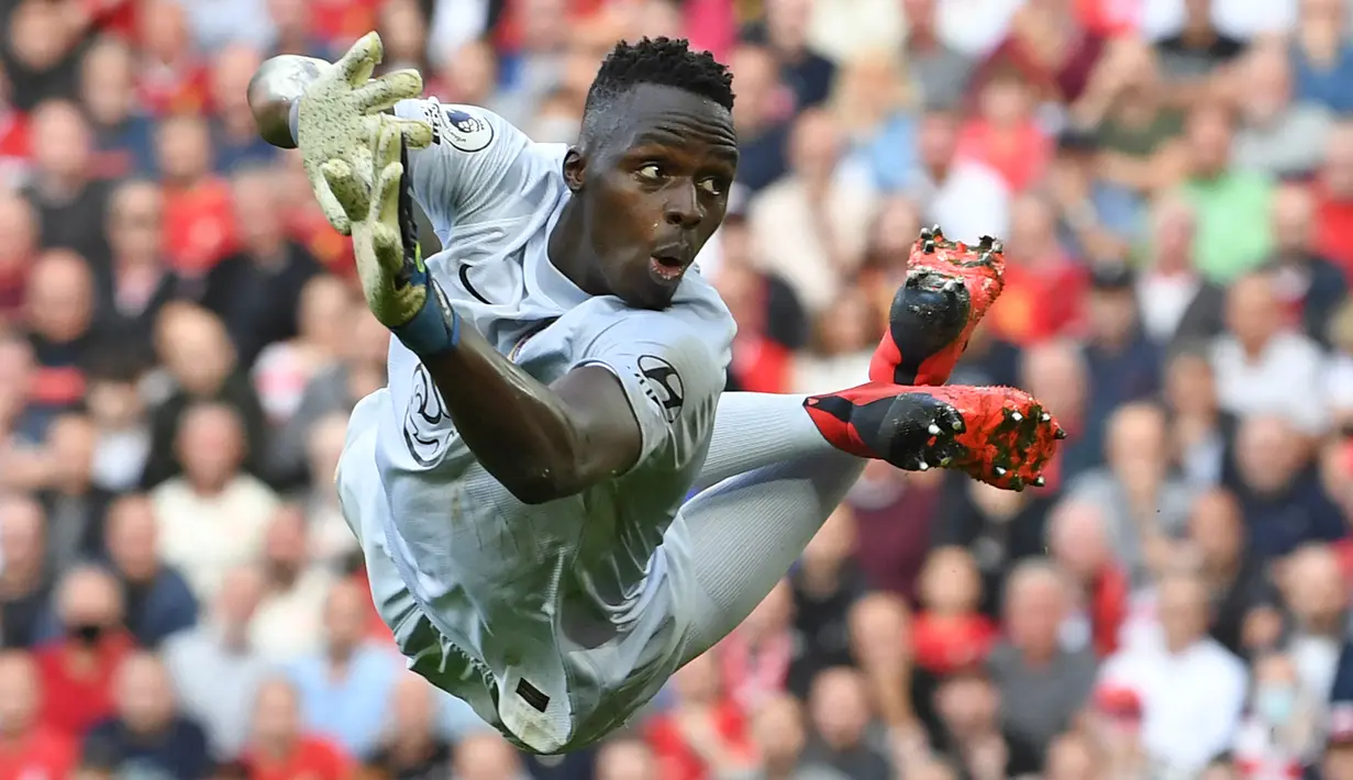 Edouard Mendy. Kiper Chelsea asal Senegal berusia 29 tahun ini adalah kiper terbaik Liga Champions musim lalu. Dari 4 laga, ia total 3 kali melakukan clean sheets. Di pekan ke-5 saat menang 3-0 atas Tottenham ia tidak dimainkan karena mengalami cedera, digantikan Kepa Arrizabalaga. (AFP/Paul Ellis)