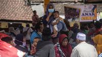 Warga terdampak letusan gunung Semeru mengungsi di tempat penampungan sementara di desa Sumber Wuluh di Lumajang, Jawa Timur, Senin (6/12/2021) .Tim SAR Gabungan masih terus melakukan proses pencarian warga yang hilang. (Juni Kriswanto/AFP)