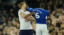 Bentrokan pun tak terhindarkan, Kane langsung merespons dengan menarik baju dan dengan refleks Doucoure mendorong tubuh Harry Kane, nahas tangannya terlebih dulu mengenai muka. (AP Photo/Jon Super)
