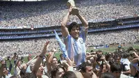 Diego Maradona memegang trofi timnya setelah Argentina menang 3-2 atas Jerman Barat pada pertandingan final Piala Dunia di Stadion Azteca di Mexico City. Maradona meninggal karena serangan jantung pada Rabu, 25 November 2020, di rumahnya di Buenos. Aires.