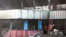 Petugas pemadam berusaha menjinakkan api yang melahap pusat perbelanjaan Pasar Senen, Jakarta Pusat, Kamis (19/1). Kebakaran yang terjadi di Blok III Pasar Senen itu berasal dari api yang timbul dari lantai satu dini hari tadi (Liputan6.com/Faizal Fanani)