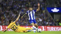 Pemain Barcelona, Ilkay Gundogan, berusaha menghentikan pergerakan pemain FC Porto, Alan Varela, pada laga matchday 2 Liga Champions 2023/2024 di Estadio do Dragao, Kamis (5/10/2023). (AP Photo/Luis Vieira)