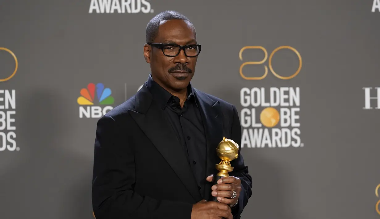 Eddie Murphy berpose dengan penghargaan Cecil B. DeMille selama malam penganugerahan Golden Globes ke-80 di Beverly Hilton Hotel di Beverly Hills, California (10/1/2023). Di acara ini Murphy tidak bisa menahan diri untuk tidak bicara tentang  Will Smith karena tamparan 0scarsnya yang terkenal saat menerima penghargaan. (Photo by Chris Pizzello/Invision/AP)