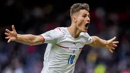 Dua gol Republik Ceska diborong oleh Patrik Schick pada menit ke-42 dan 52. Gol Striker Bayer Leverkusen itu terasa sangat istimewa lantaran dicetak dari jarak 45,44 meter. (AP/Petr David Josek, Pool)