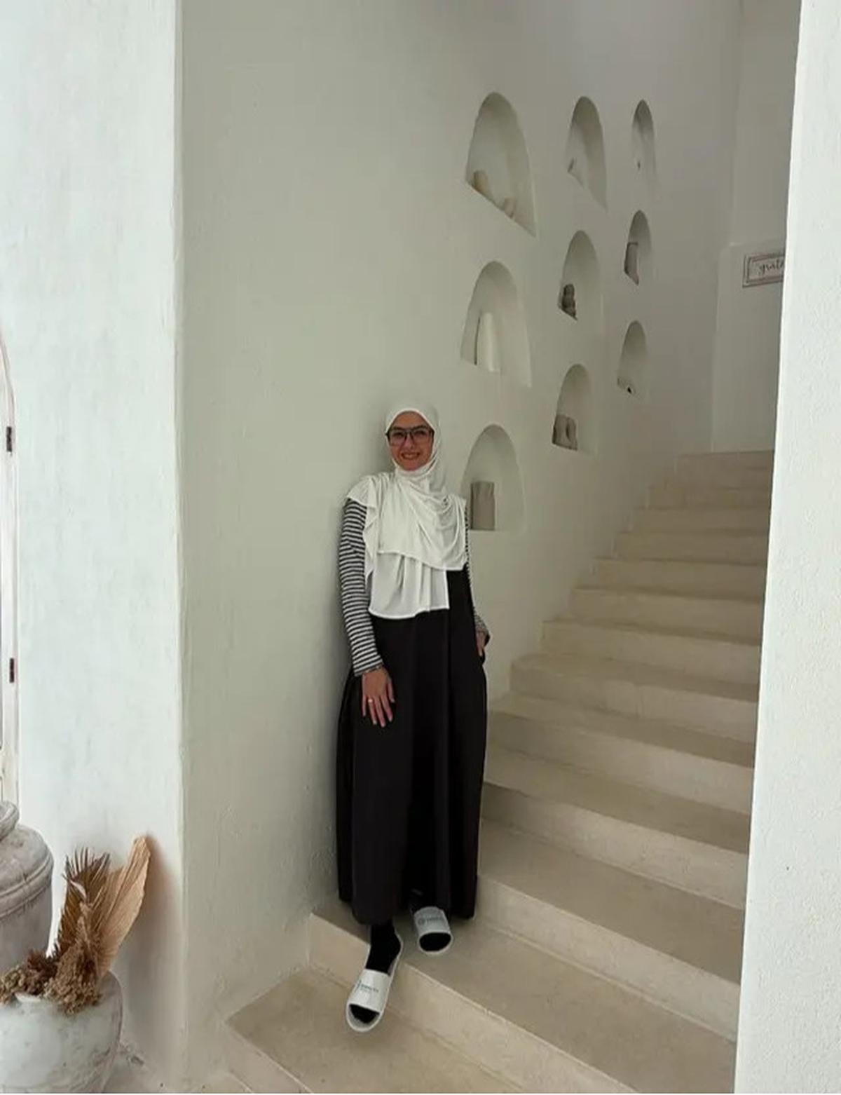 9 Inspirasi Hijaber Modern 40 Tahun Revalina S Temat, Effortless tapi Elegan
