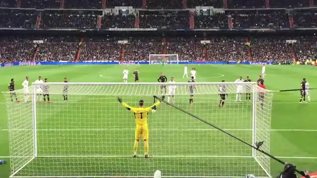 Video penalti Cristiano Ronaldo yang gagal saat melawan Real Madrid berjumpa Sevilla menghantam penonton di tribun stadion Santiago Bernabeu (4/3/2016).