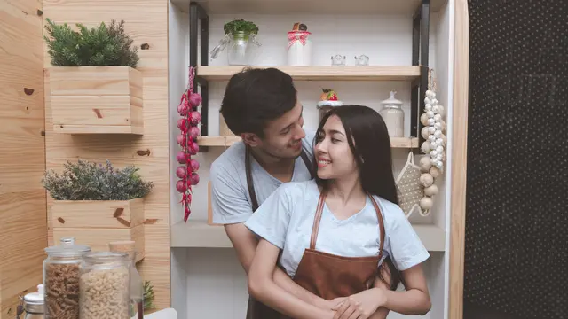 pelukan dari belakang