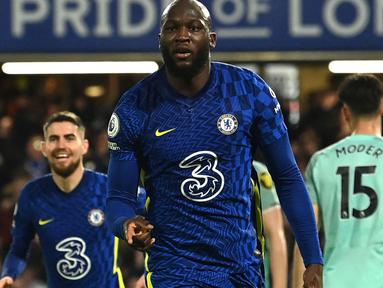 Chelsea harus berbagi angka dengan Brighton pada laga lanjutan Liga Inggris musim 2021/2022, Kamis (30/12/2021). Uniknya, pencetak gol dari kedua tim merupakan mantan pemain Manchester United yaitu Romelu Lukaku dan Danny Welbeck. Berikut ulasannya.  (AFP/Glyn Kirk)