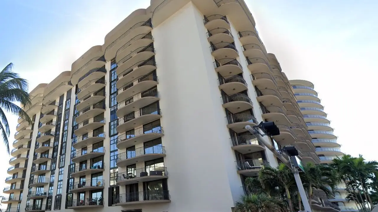 Menara Champlain di Miami saat belum rubuh.