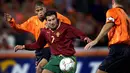 5. Luis Figo (Portugal) - Gelandang sayap ini merupakan pemain Portugal dengan jumlah caps terbanyak. Prestasi terbaiknya di Piala Eropa hanya mampu mencapai final pada 2004 namun kalah dari Yunani. (AFP/Robert Vos)