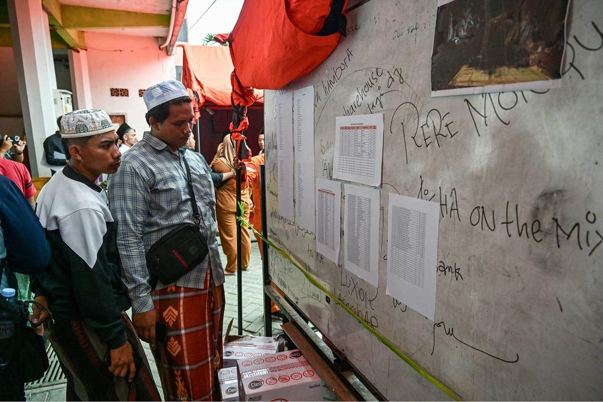 FOTO: Tangis Keluarga  Menunggu Santri Korban Musala Ambruk