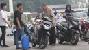 Sebelum diangkut tangki bahan bakar sepeda motor harus dikosongkan. (merdeka.com/Imam Buhori)