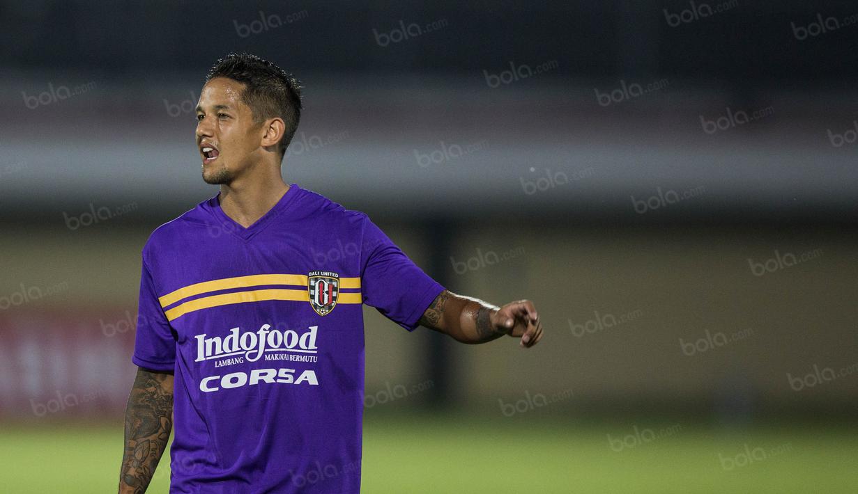Setelah cedera hampir dua bulan, Irfan Bachdim akhirnya kembali merumput dengan tampil bersama klub barunya, Bali United. (Bola.com/Vitalis Yogi Trisna)
